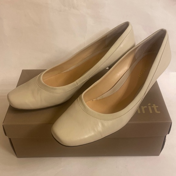 EASY SPIRIT Vicki Ivory Leather Pumps Size 8 EUC lcsr - Picture 1 of 10